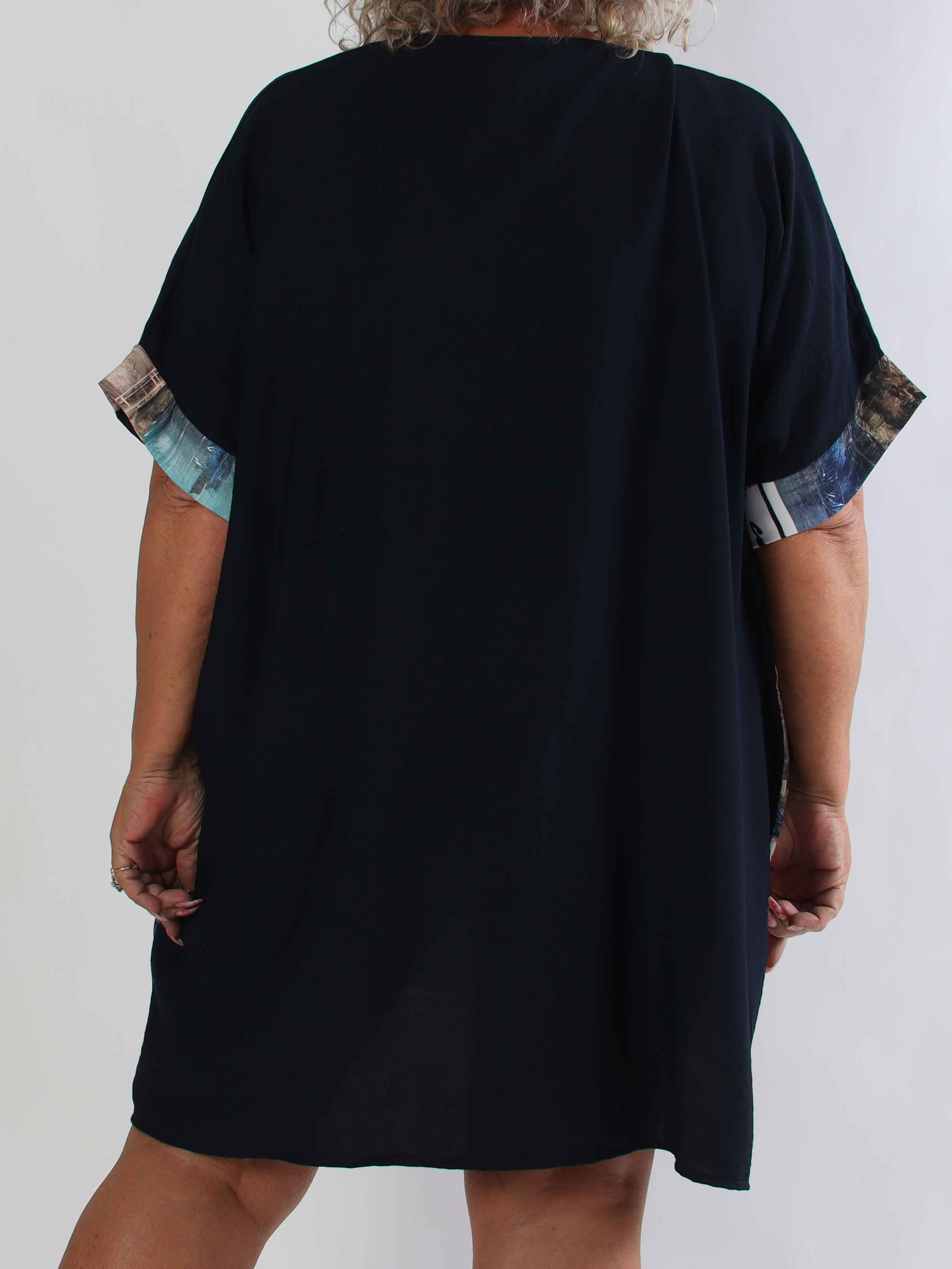 Emaan - Plus size tunikakjole i blød viskose med et smukt bylandskabsmotiv